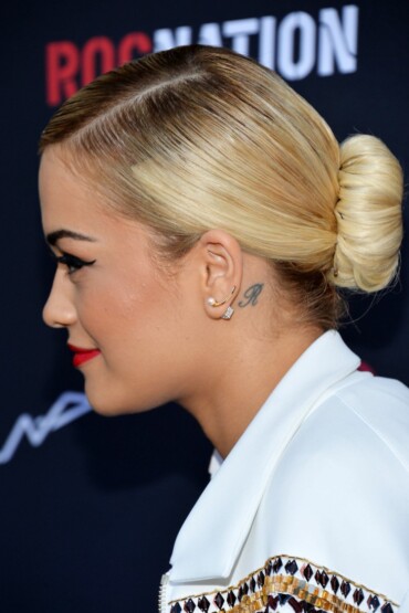 kleine tattoo motive für hinterm ohr initialen rita ora