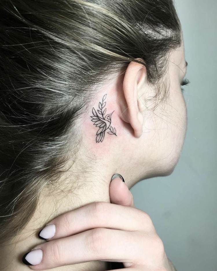 kleine tattoo motive vögel zweig hinterm ohr frauen