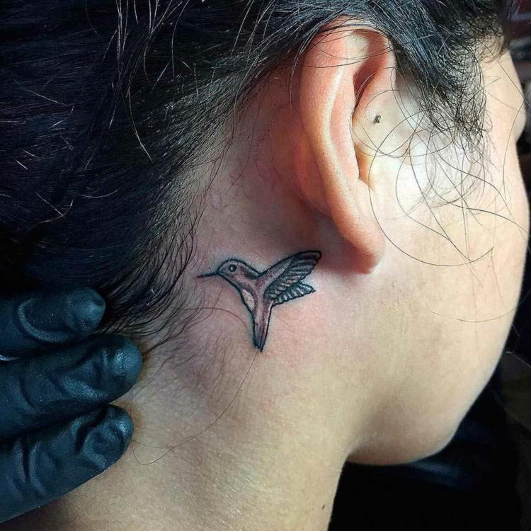 kleine tattoo motive vögel hinterm ohr kolibri