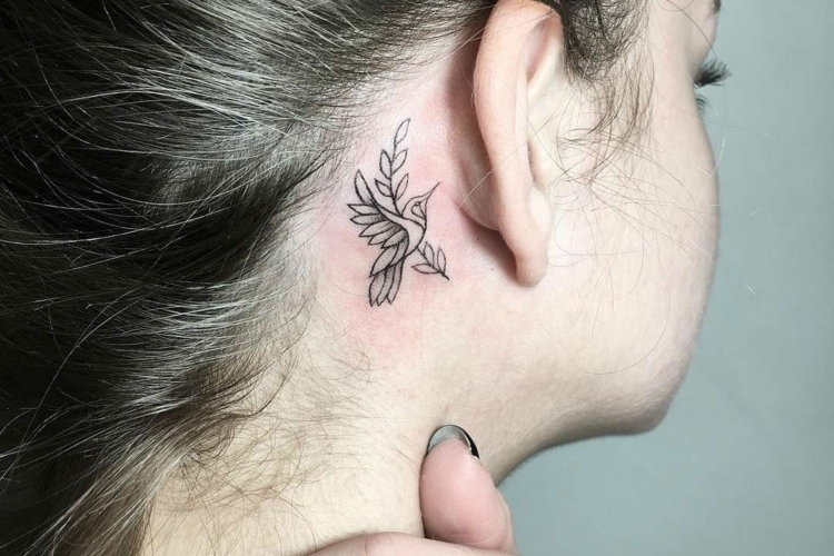 kleine tattoo motive vögel zweig hinterm ohr frauen