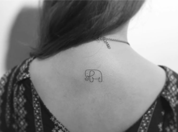 kleines Tattoo Elefant Nacken Rücken Frau
