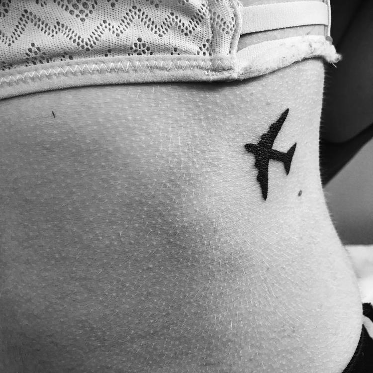 kleines Tattoo Flugzeug Rippen Taille
