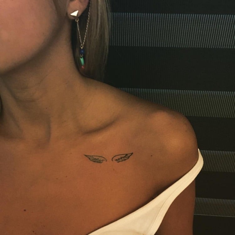 kleines Tattoo Flügel Frau Schlüsselbein