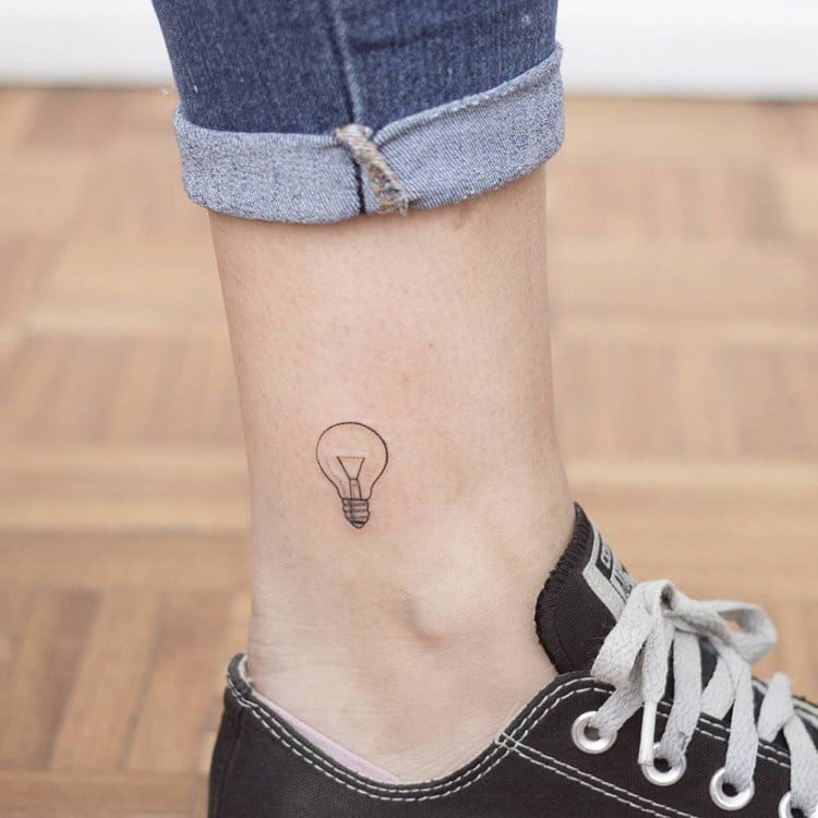 kleines Tattoo Fuß Glühbirne Mann