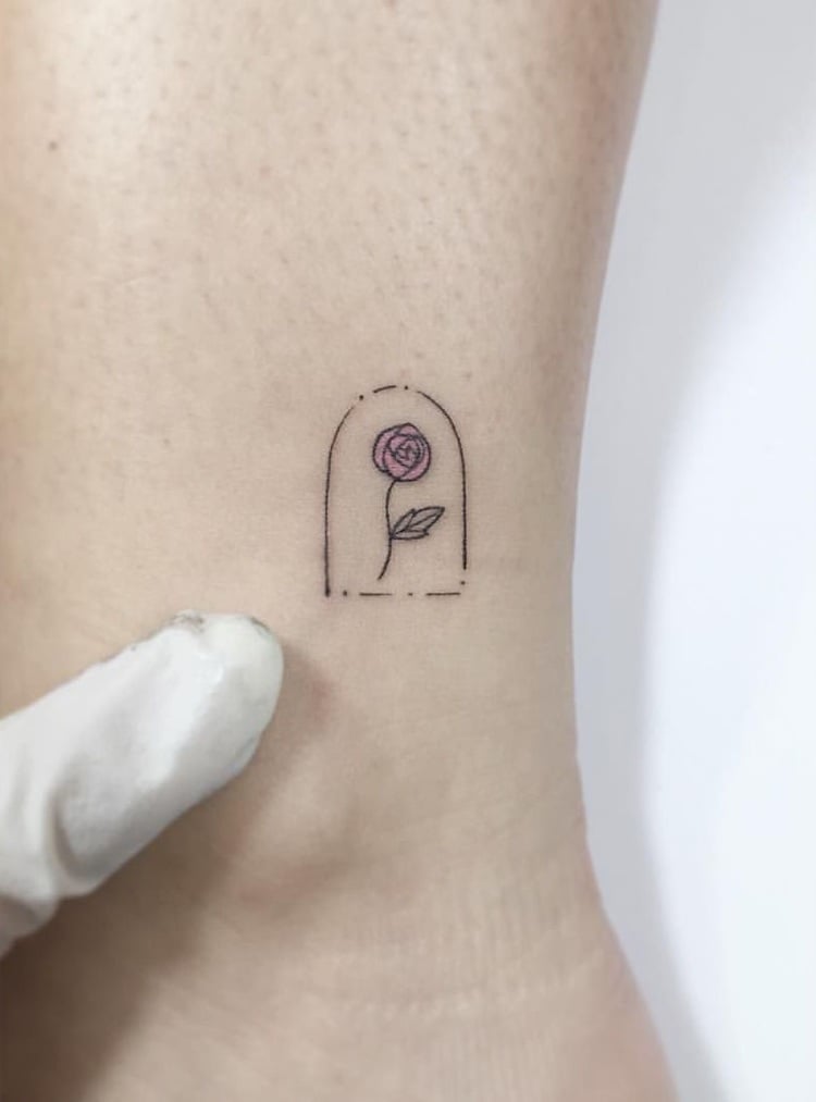 kleines Tattoo Fuß Knöchel Rose unter Glasglocke