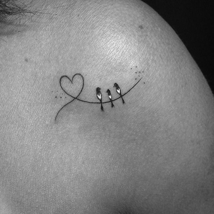 kleines Tattoo Herz drei Vögel minimalistisch