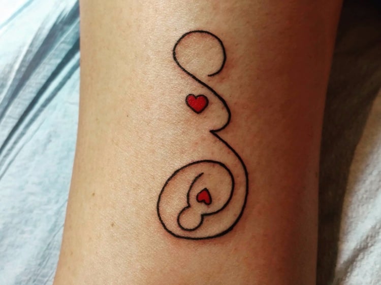 kleines Tattoo Mutter Kind Schwangerschaft minimalistisch
