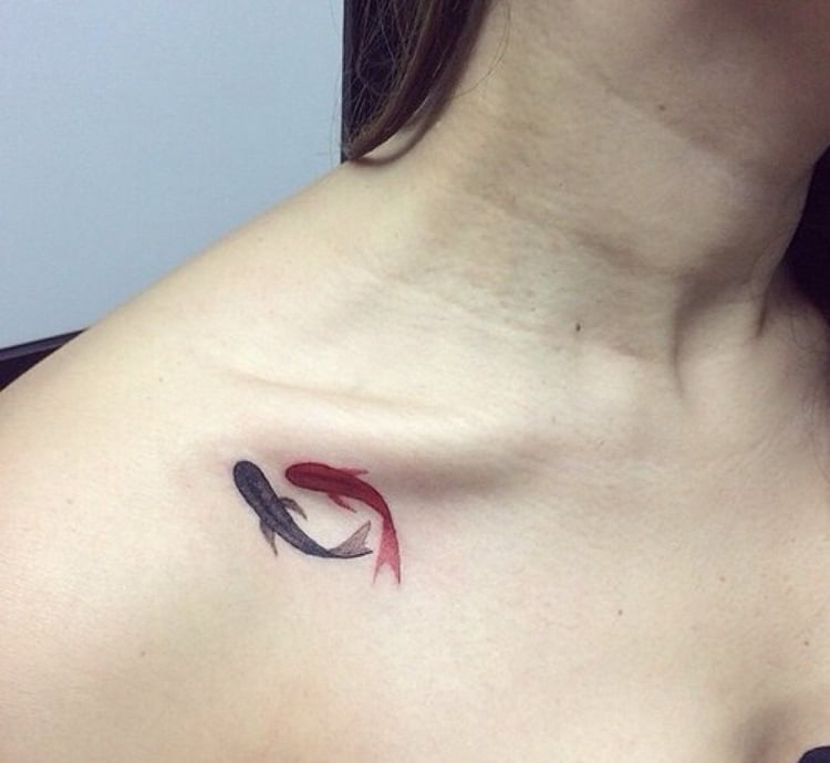 kleines Tattoo Schlüsselbein Frau zwei Koi-Fische rot und schwarz