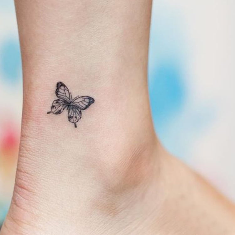 kleines Tattoo Schmetterling Fußgelenk Knöchel Frau