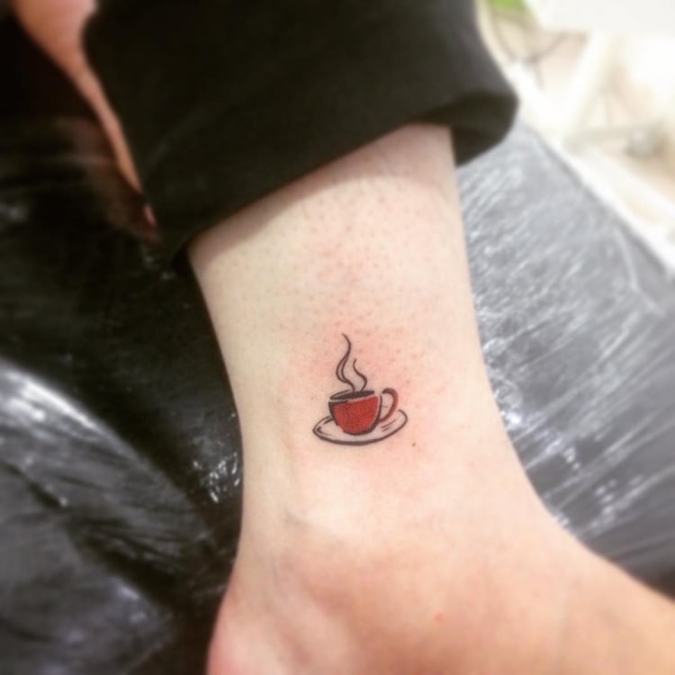 kleines Tattoo Tasse Kaffee Fuß Fußgelenk rot