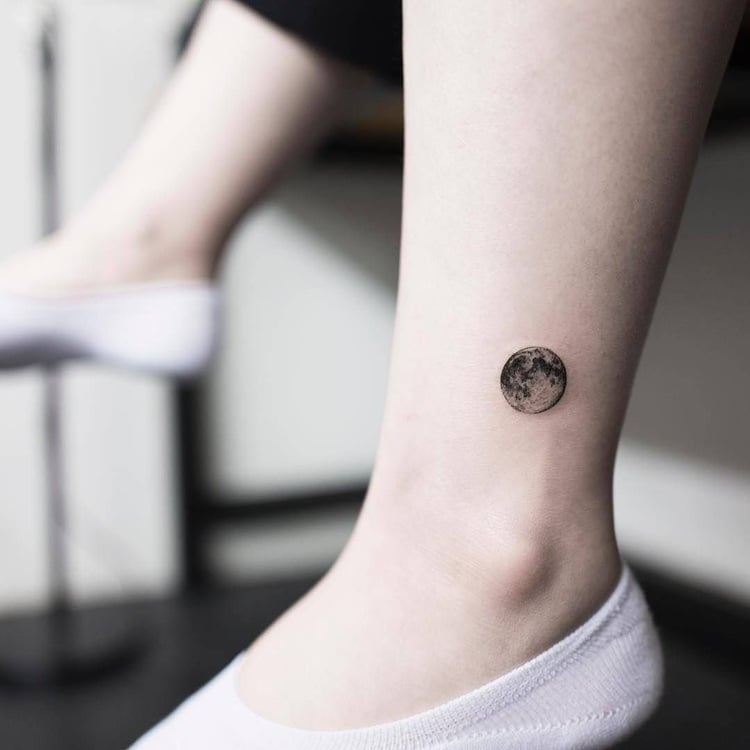 kleines Tattoo realistisch Vollmond Schattierungen Fußgelenk