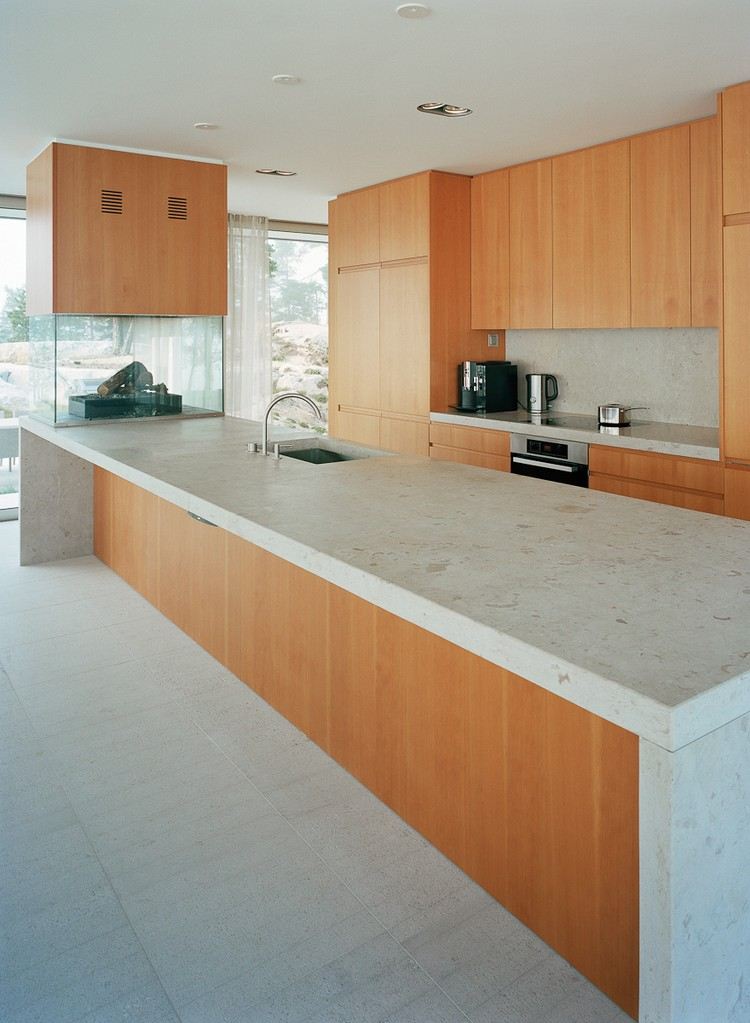 küche holz fronten granit arbeitsplatte feuerstelle glas