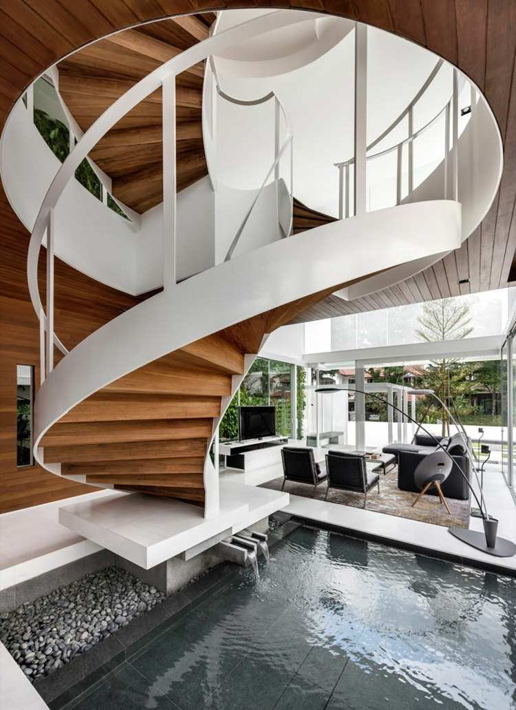 lange spiraltreppe stahl weiß lackiert stufen holz pool penthouse minimalistische einrichtung