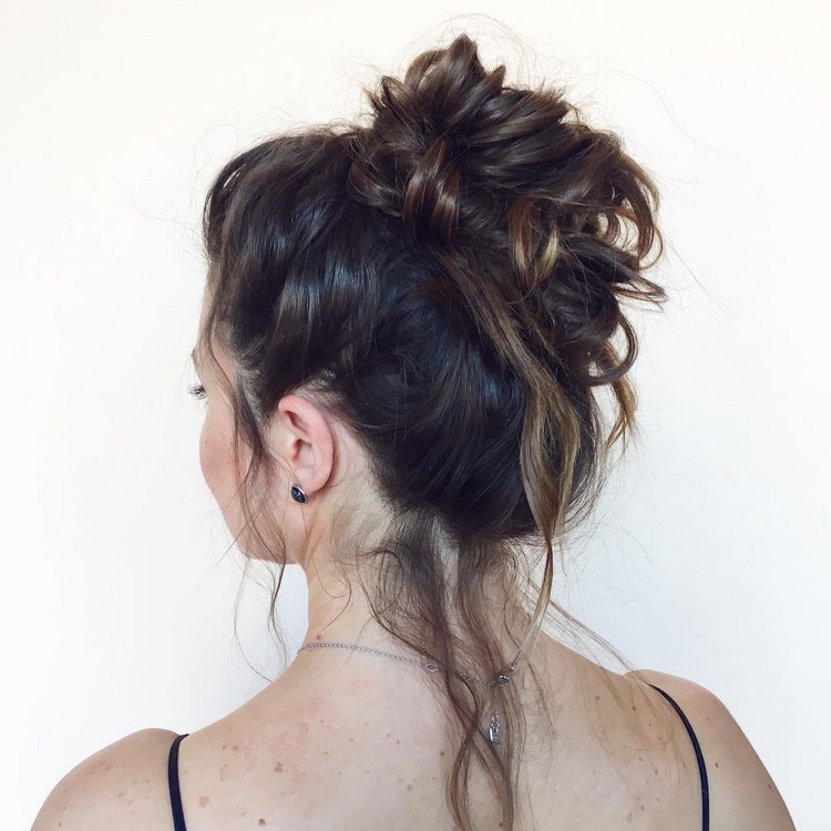 lässige frisuren strand messy top knot