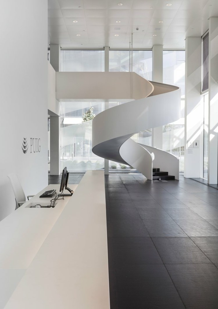 minimalistische wendeltreppe innen beton stahl weiß schwarz