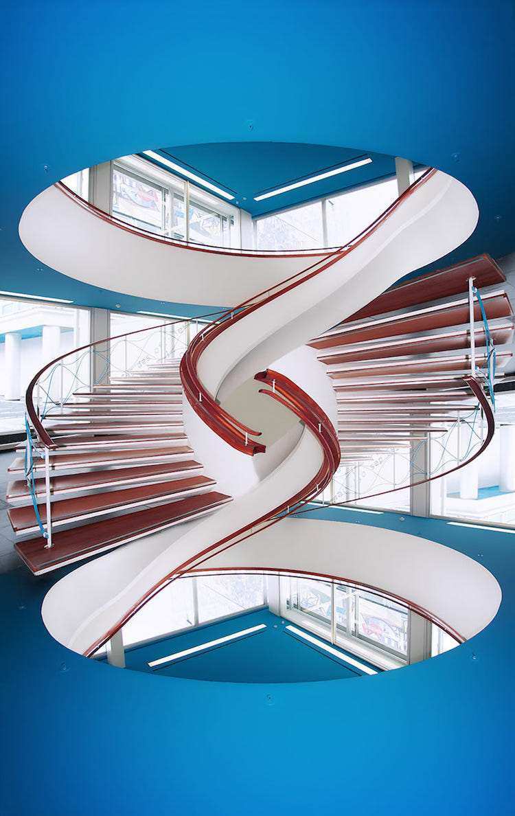 moderne spiraltreppe holz modernes design breit blauer fußboden
