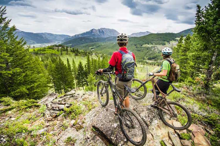 mountainbike zubehör mtb ausrüstung wichtig fahrradreise strecken aussicht gebirge