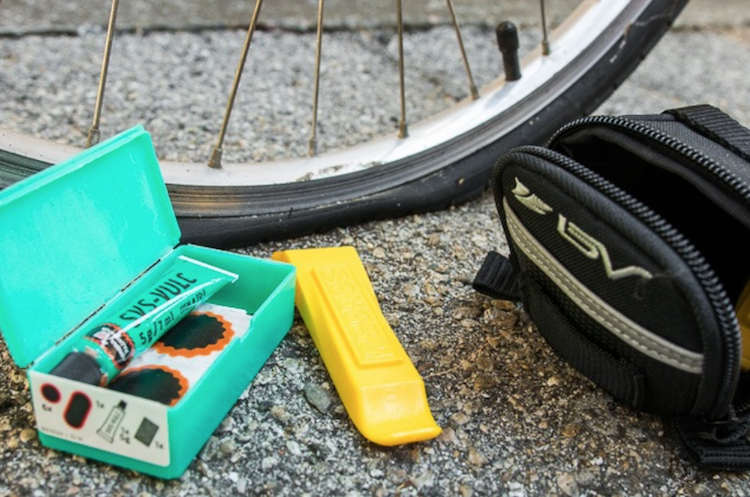 mountainbike zubehör mtb ausrüstung wichtig fahrradreise strecken fahrradflickzeug