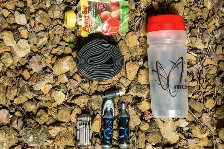mountainbike zubehör mtb ausrüstung wichtig fahrradreise strecken nahrung fahrradschlauch wasserflasche