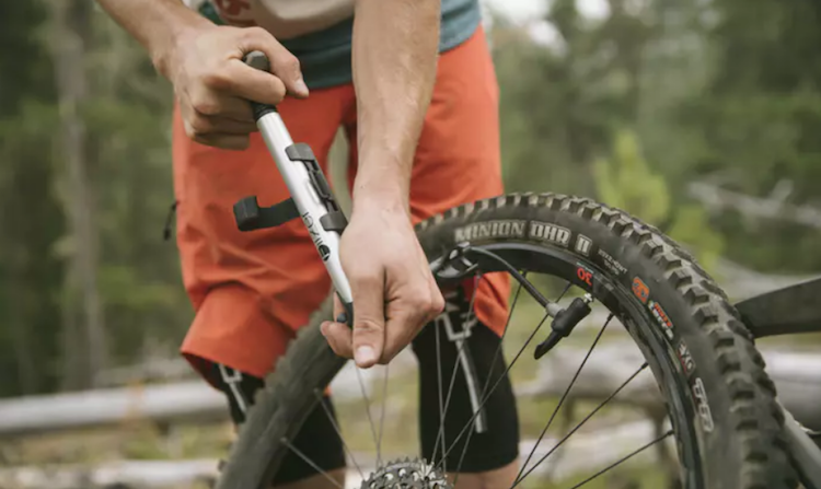 mountainbike zubehör mtb ausrüstung wichtig fahrradreise strecken teile fahrrad handpumpe