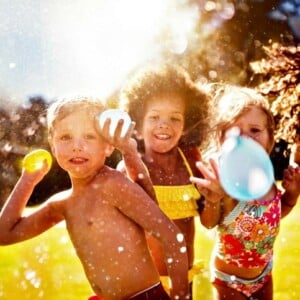 outdoor aktivitäten für kinder sommer lustig wasserbomben schlacht