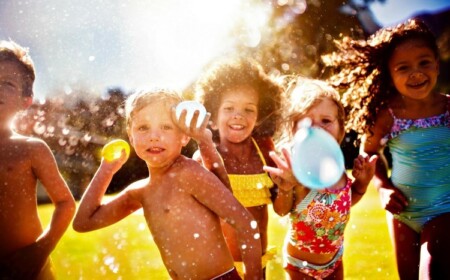 outdoor aktivitäten für kinder sommer lustig wasserbomben schlacht