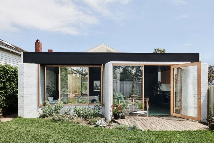 projekt australien brunswick west hausanbau weiße backsteinwände schwarzes dach