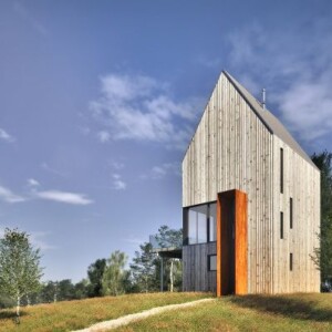 ruhiges ferienhaus am see dreistöckig blick nah holzverkleidung kanadische küste sommer