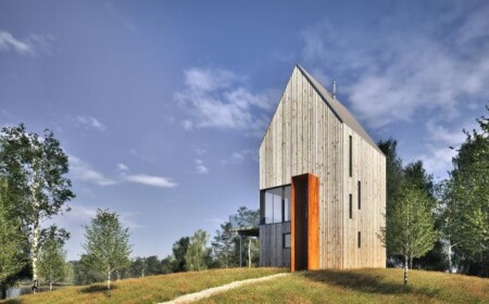 ruhiges ferienhaus am see dreistöckig blick nah holzverkleidung kanadische küste sommer