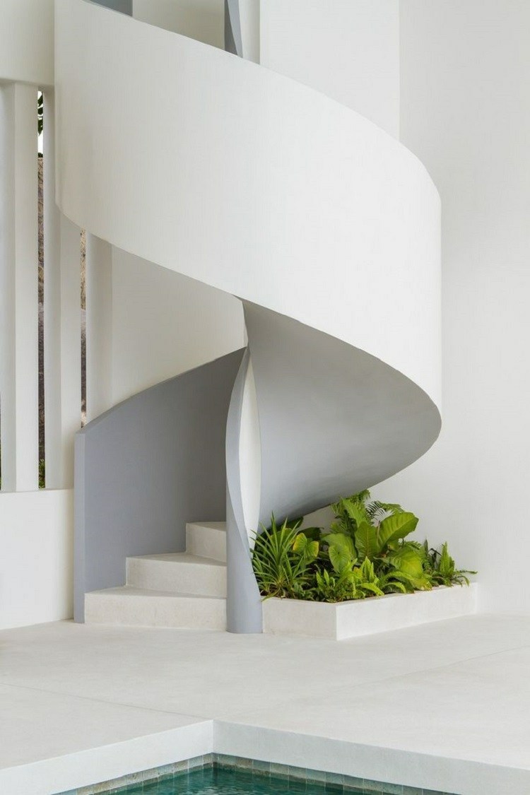 schlichtes minimalistisches design raumspartreppe wendeltreppe schmal
