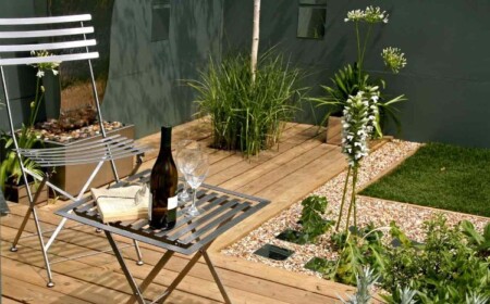 schmale gärten gestaltungsideen lang kleiner garten bepflanzung hinterhof holz gartenmöbel ruhe buch wein