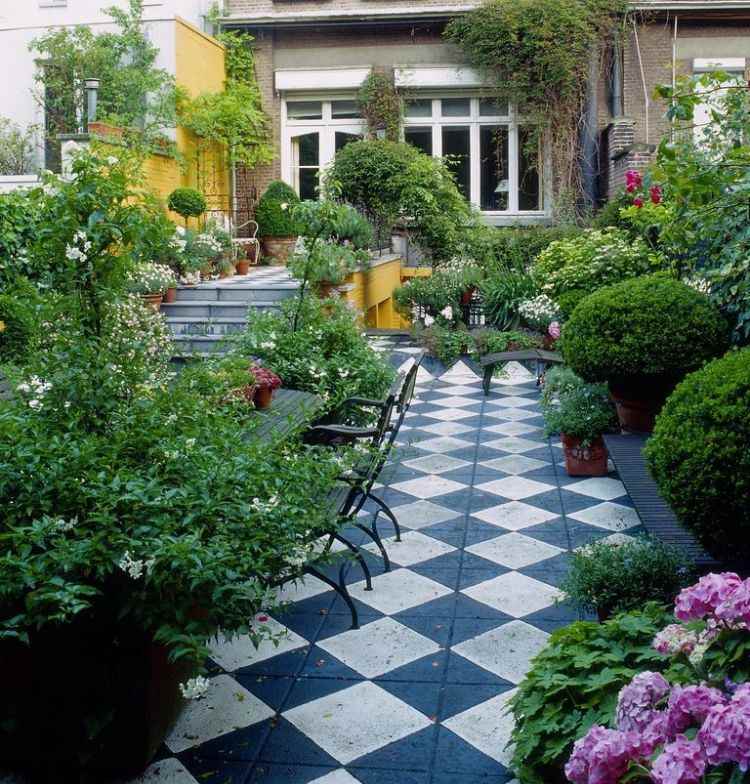 schmale gärten gestaltungsideen lang kleiner garten ideen bepflanzung hinterhof pflasterung geometrische formen