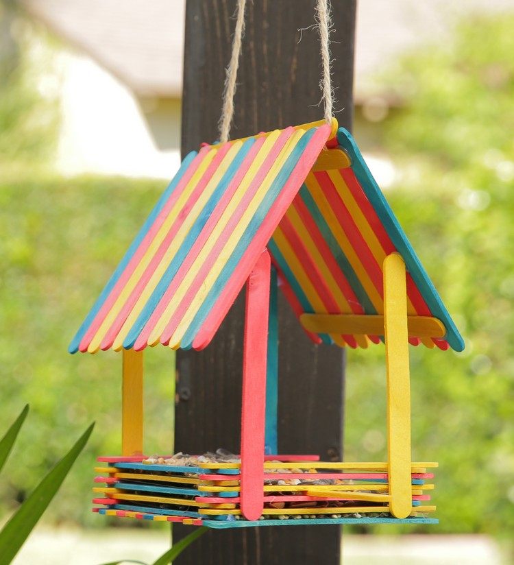 sommer aktivitäten mit kindern vogelhaus bauen eisstiele
