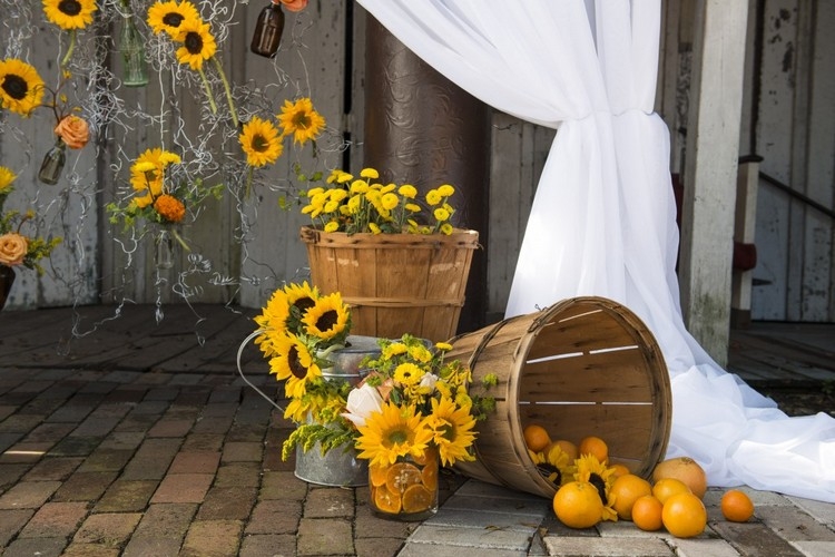 sommerdeko mit sonnenblumen garten terrasse rustikal