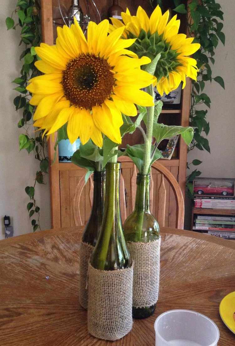 sommerdeko mit sonnenblumen glasvase weinflasche jute