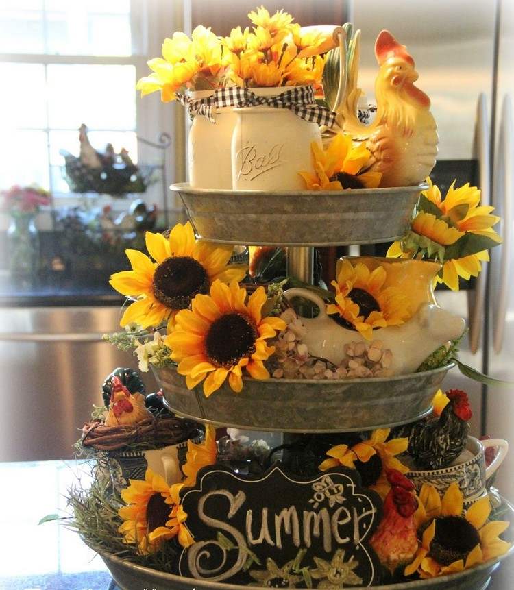 sommerdeko mit sonnenblumen keramikfiguren muffinständer
