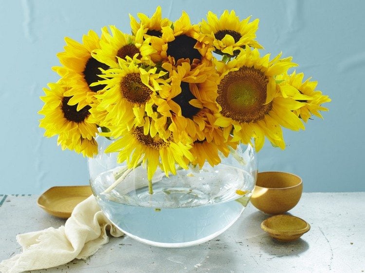 sommerdeko sonnenblumen runde glasvase wasser