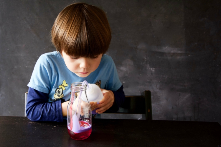 spannende experimente für kinder flüßigkeiten regenbogen im glas