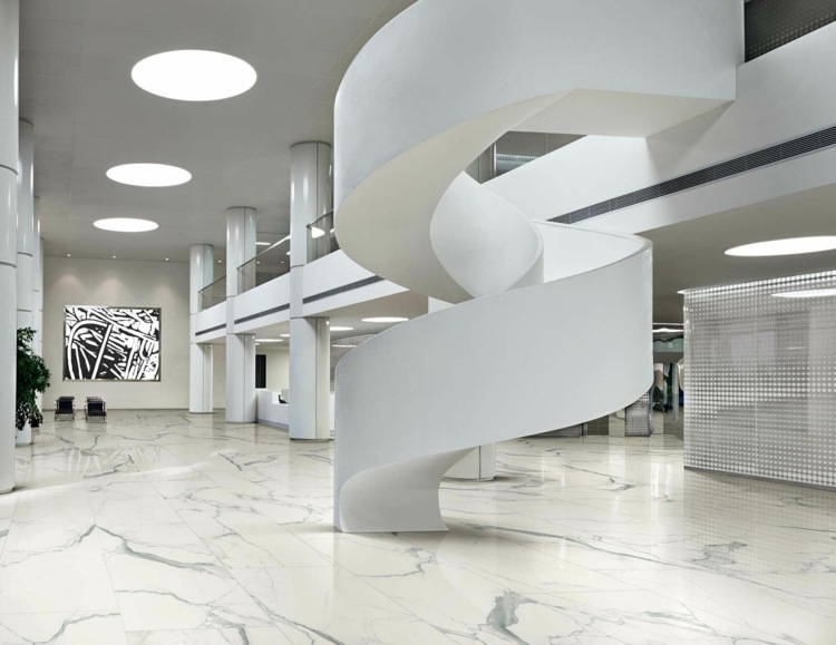spiraltreppe innen foyer schlichtes design weiß