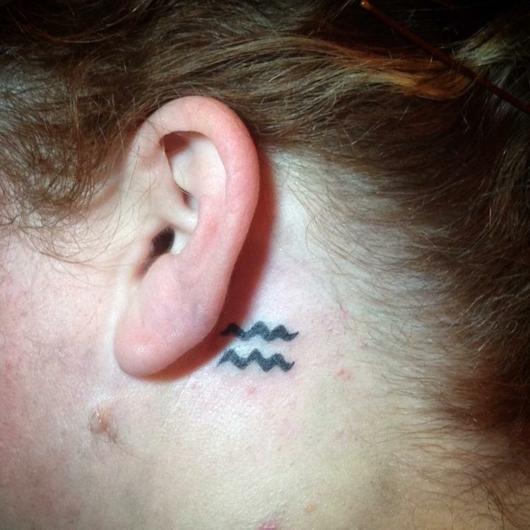 sternezeichen wassermann symbol kleine tattoo motive für hinterm ohr