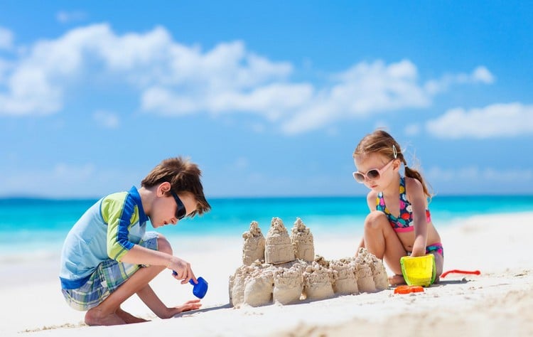 strand aktivitäten für kinder sandburg bauen