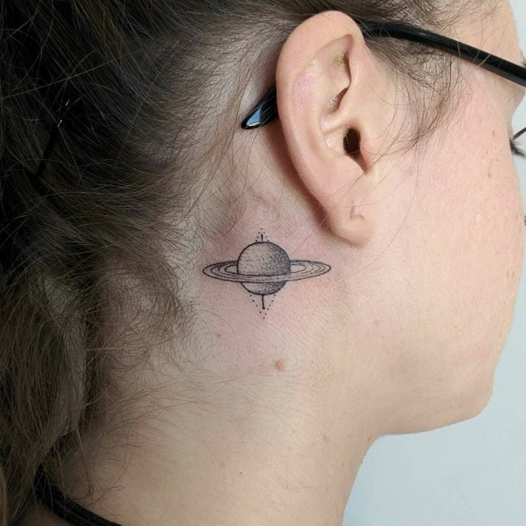 tattoo motive frauen planet schwarz schlicht
