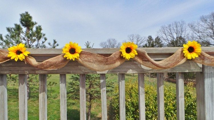 terrasse sommerlich dekorieren sonnenblumen stoffband