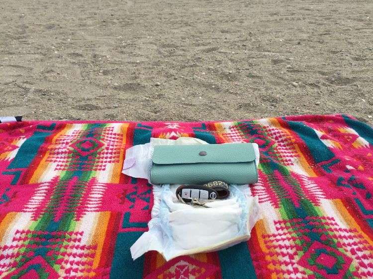 wertsachen am strand verstecken schutz strandsafe geldversteck auf reisen urlaub windel wickeln täuschung