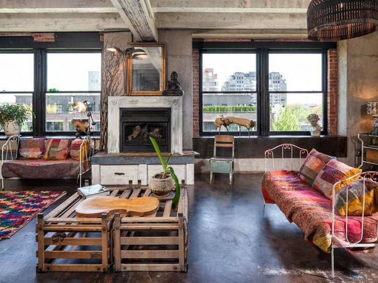 wohnbereich beton decke boden kamin kronleuchter couch metall farbkombination