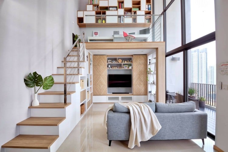 wohnung loft style modern helles holz treppe metall geländer fernseherwand fischgrätmuster deko