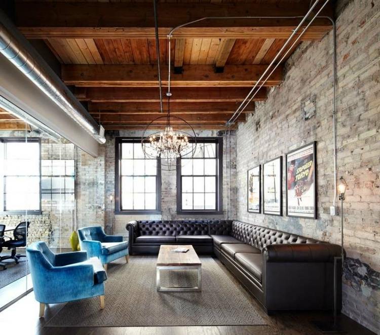 wohnzimmer industrial design leder couch holzbalken decke wand backstein