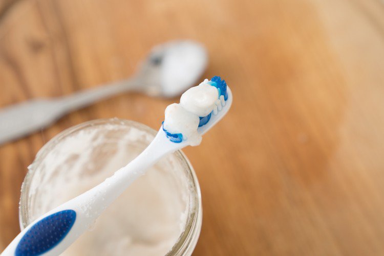 zahnpasta selber machen hausmittel rezepte tipps ideen für kinder glas mischung zahnbürste