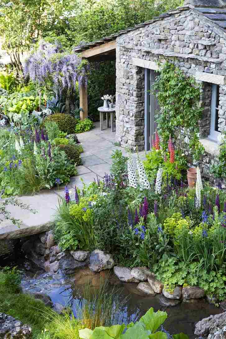 Bachlauf schafft Stimmung im englischen Cottage Garten