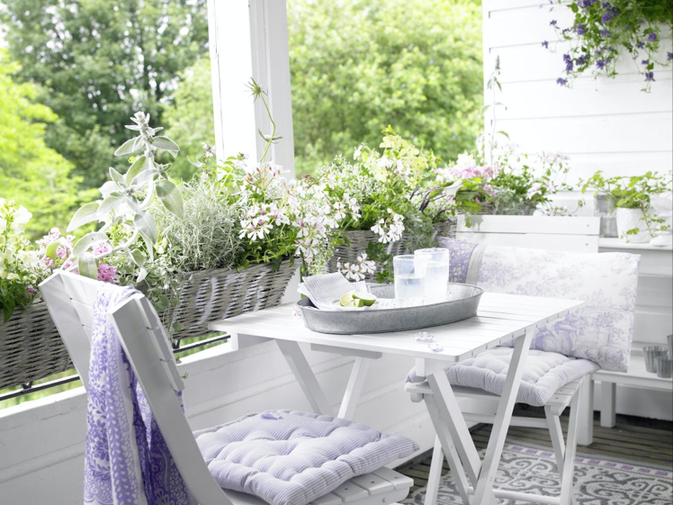 Balkonblumen Weiß blühend Blätter rosa lila Provence